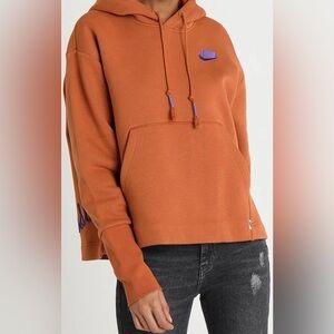 Nike Coffee Hoodie – Timeless Style with a Vintage Edge